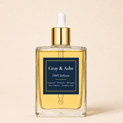 Huile capillaire DHT Defense de Gray & Ashe au palmier nain, graines de citrouille, romarin, bhringraj et pépins de raisin, dans un flacon compte-gouttes en verre